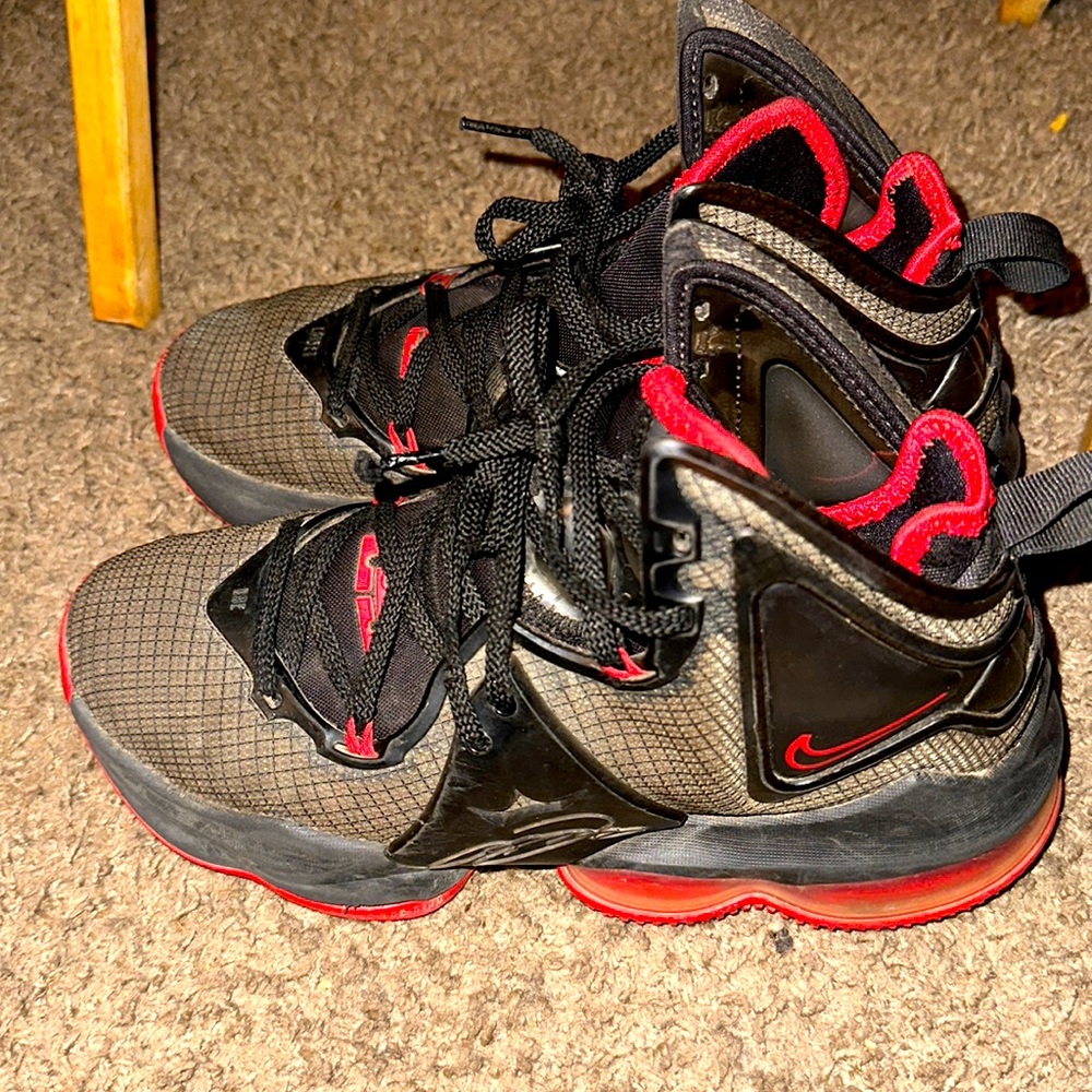 Nike LeBron 19 bred (GS)